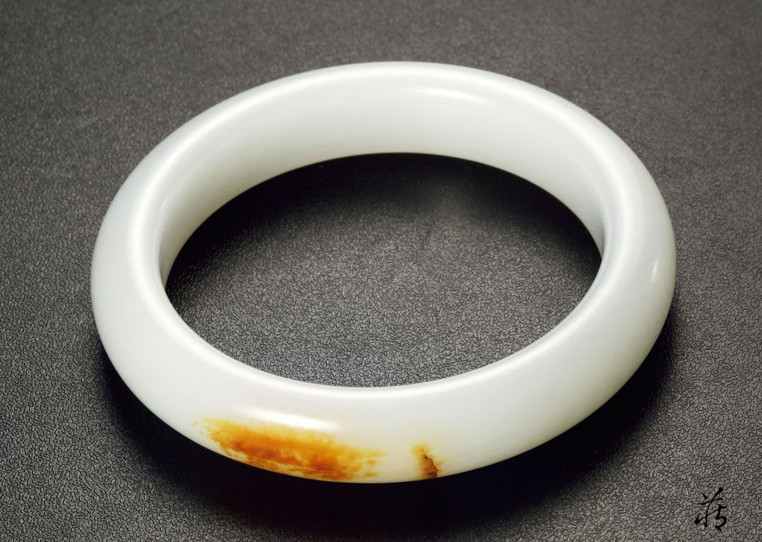 新疆和田玉镯成玉市硬通货和田玉鉴定保养知识大全-藏玉网- 藏玉｜藏玉