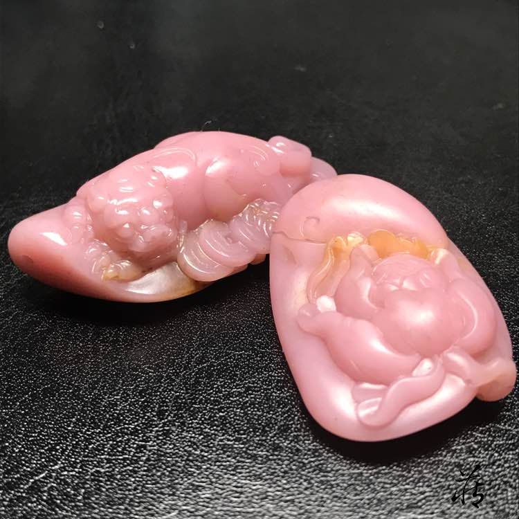 在籽料市场中,我们经常能看到一种粉色玉石的存在,这就是和田桃花玉