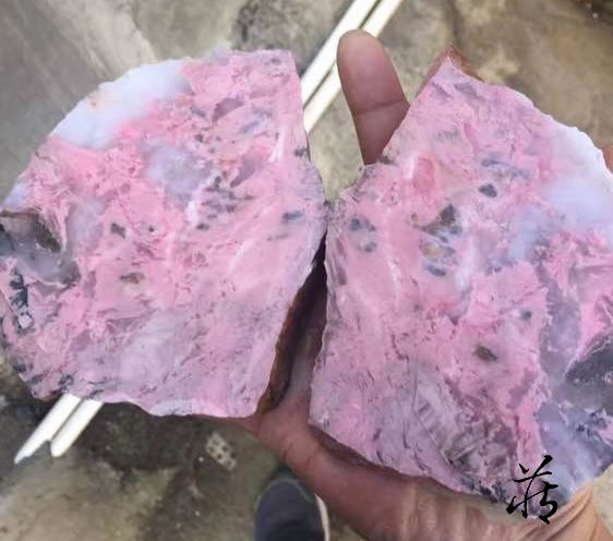 这种有粉色,黑色相间的石头也叫桃花玉,它还有另外的名字叫桃花石