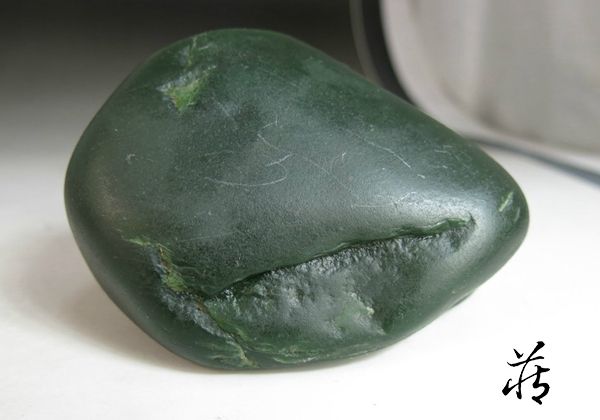 从一块稀有的碧玉籽料说起和田玉鉴定保养知识大全-藏玉网-