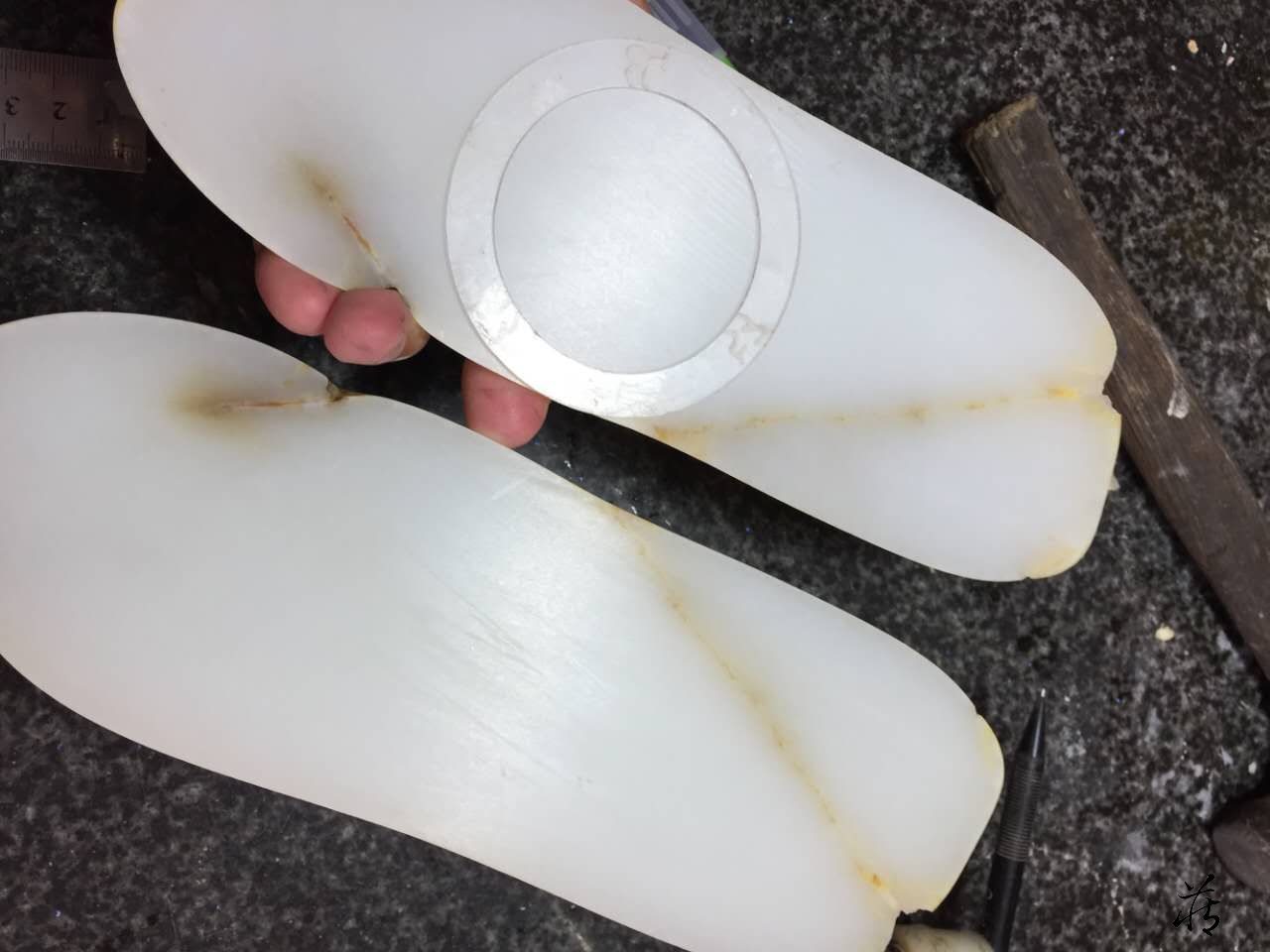 此外,真正的大块度和田籽料,切开后都会有各种各样的瑕疵,比如裂,脏
