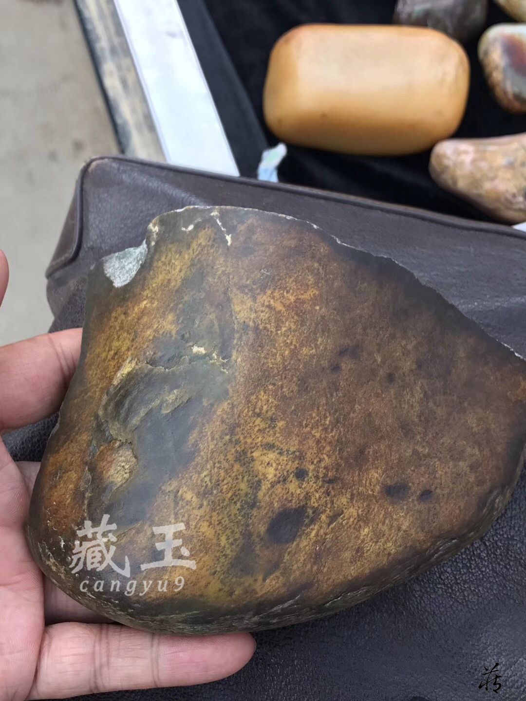 而要说真正的赌籽料,就是这种石包玉了!