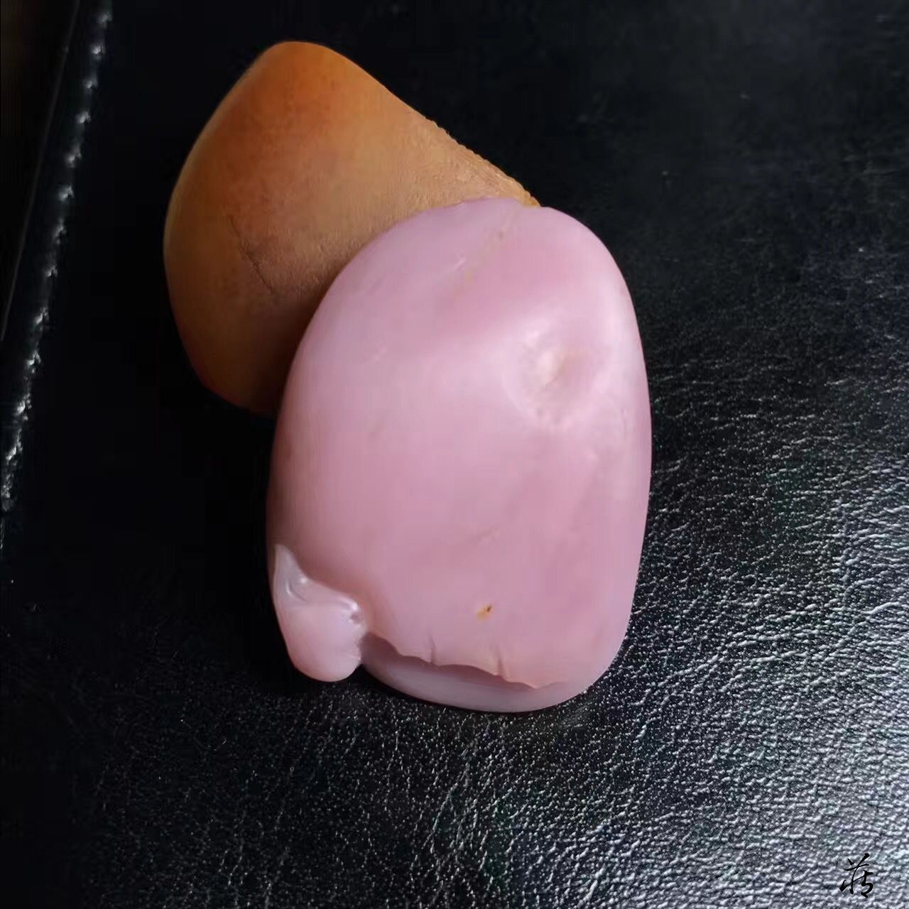 说起粉色的和田玉,大家第一个想起来的可能并不是藕粉,而是它:   对