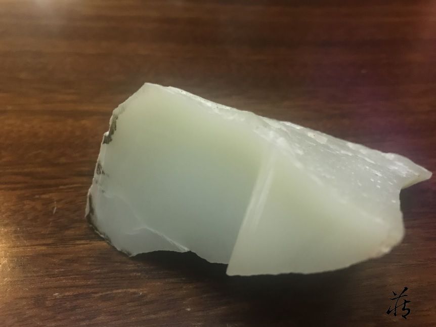 我们知道在无结构的料子当中,鸭蛋青,一些青玉能做到打灯无结构