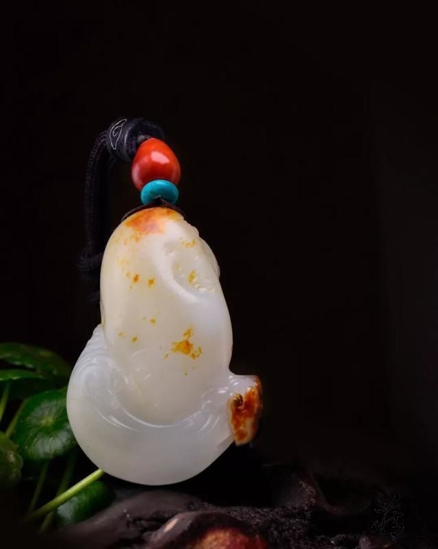 中国龙被他用和田玉雕刻的出神入化，看到第三个太暖心！和田玉
