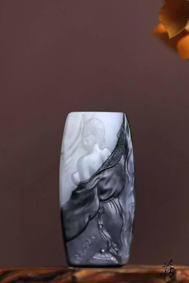 和田玉青花牌的墨色分布，还能这样雕刻和田玉鉴定保养知识大全-藏玉网