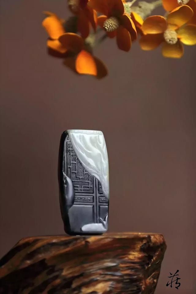 和田玉青花牌的墨色分布，还能这样雕刻和田玉鉴定保养知识大全-藏玉网