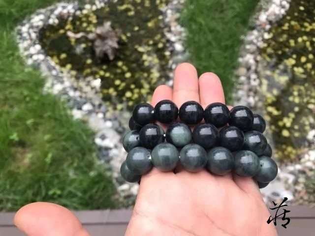 就如同图片中你所看得到,这种叫做若羌青花的料子有个特征,白玉部分肉