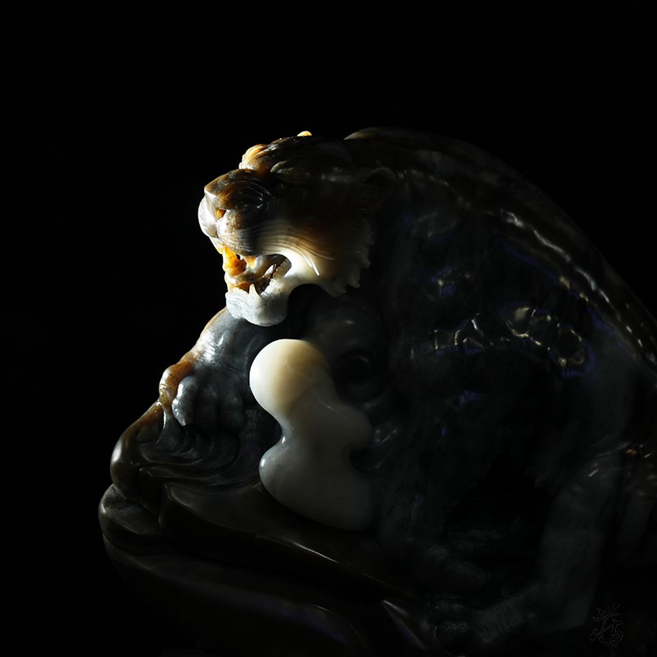 【鑑別書付き本物】和田白玉虎の彫刻虎像 干支寅年 佩玉根付牌子 和田玉ペンダント 鑑別書付き本物】和田白玉虎の彫刻虎像 干支寅年 佩玉根付牌子