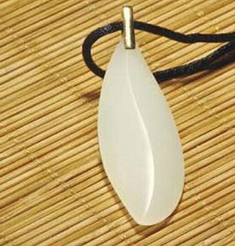 瓣香白玉项坠