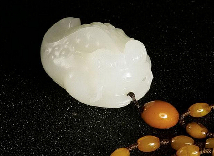 金蟾白玉挂件