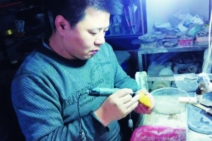 王卫东：将玉雕技艺传承下去