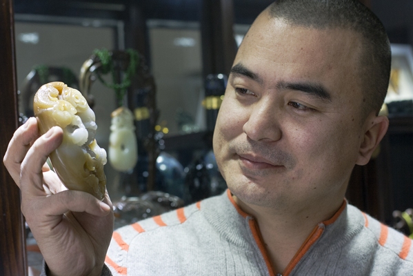 痴迷雕刻 受益玉雕——专访新疆玉雕工艺师马元经