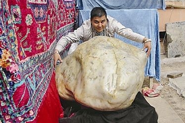 霸王玉寻思上京城拍两亿：逾吨重块头引来质疑一片