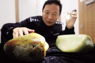 男子借帮助卖玉石名义骗走200万元玉石