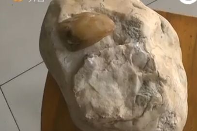 爱玉需冷静：男子称捡到68斤“和田玉” 实为花岗岩