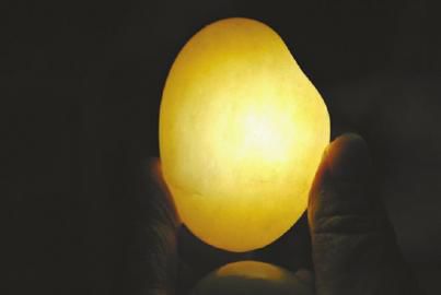 四川合江上千人昼夜挖"玉石"  专家:一文不值
