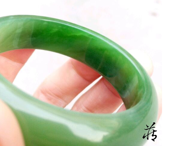 碧玉手镯的裂纹问题