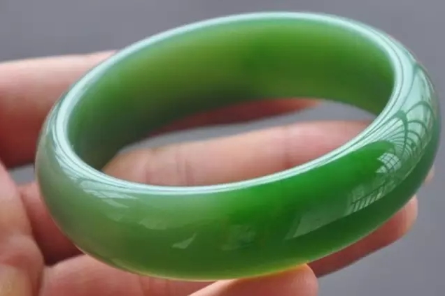 小知识：什么是老坑碧玉冰底料？