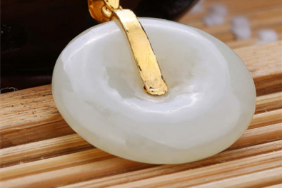 男子在玉器店买的打折玉竟然是廉价货
