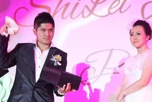 土豪石磊用和田玉向潘长江女儿求婚