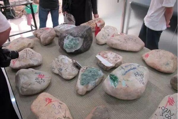 小知识：翡翠赌石的秘密