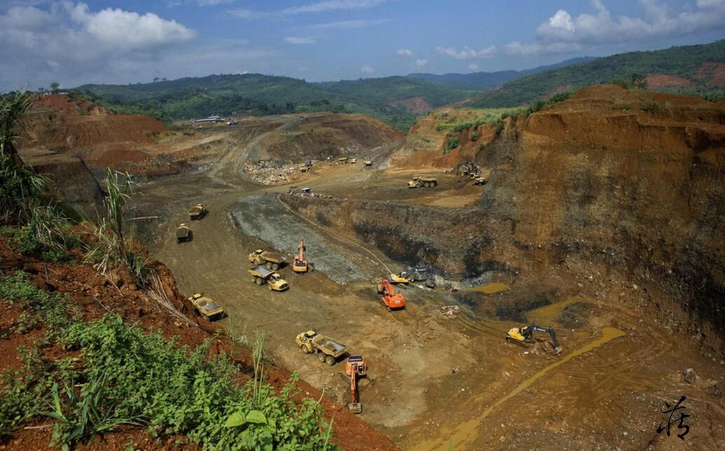 图说缅甸血色玉矿石