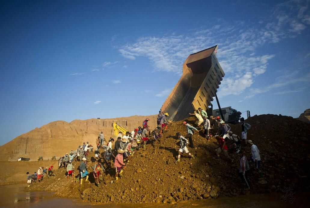 图说缅甸血色玉矿石