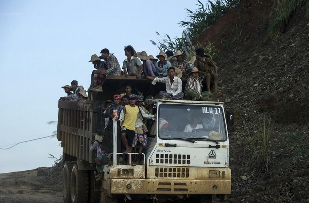 图说缅甸血色玉矿石