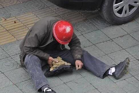农民工街头卖玉 真相令人震惊！