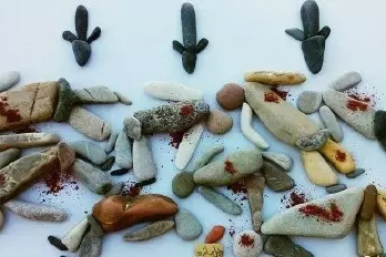 他用石头描述战争中的苦难