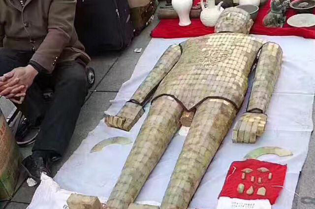 地摊摆出新高度：金缕玉衣背后的乱象 　　