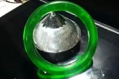 1.5亿的啤酒瓶底“翡翠”，你见过吗？