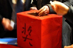 商场抽奖0.8折买金镶玉，退款遇上“脱口秀”
