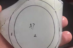 一块和田玉切手镯还是切牌子？