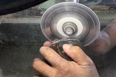 切开一块和田玉：竟然切出黑芝麻糊！
