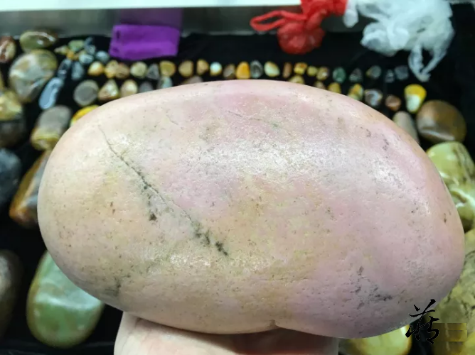 爆红的和田玉小玉种桃花玉籽料