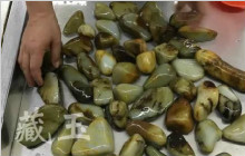 这一箱和田玉籽料打包价400万，你看值不值 