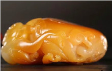 近十万的和田玉籽料，一个具有教科书式的切料案例！