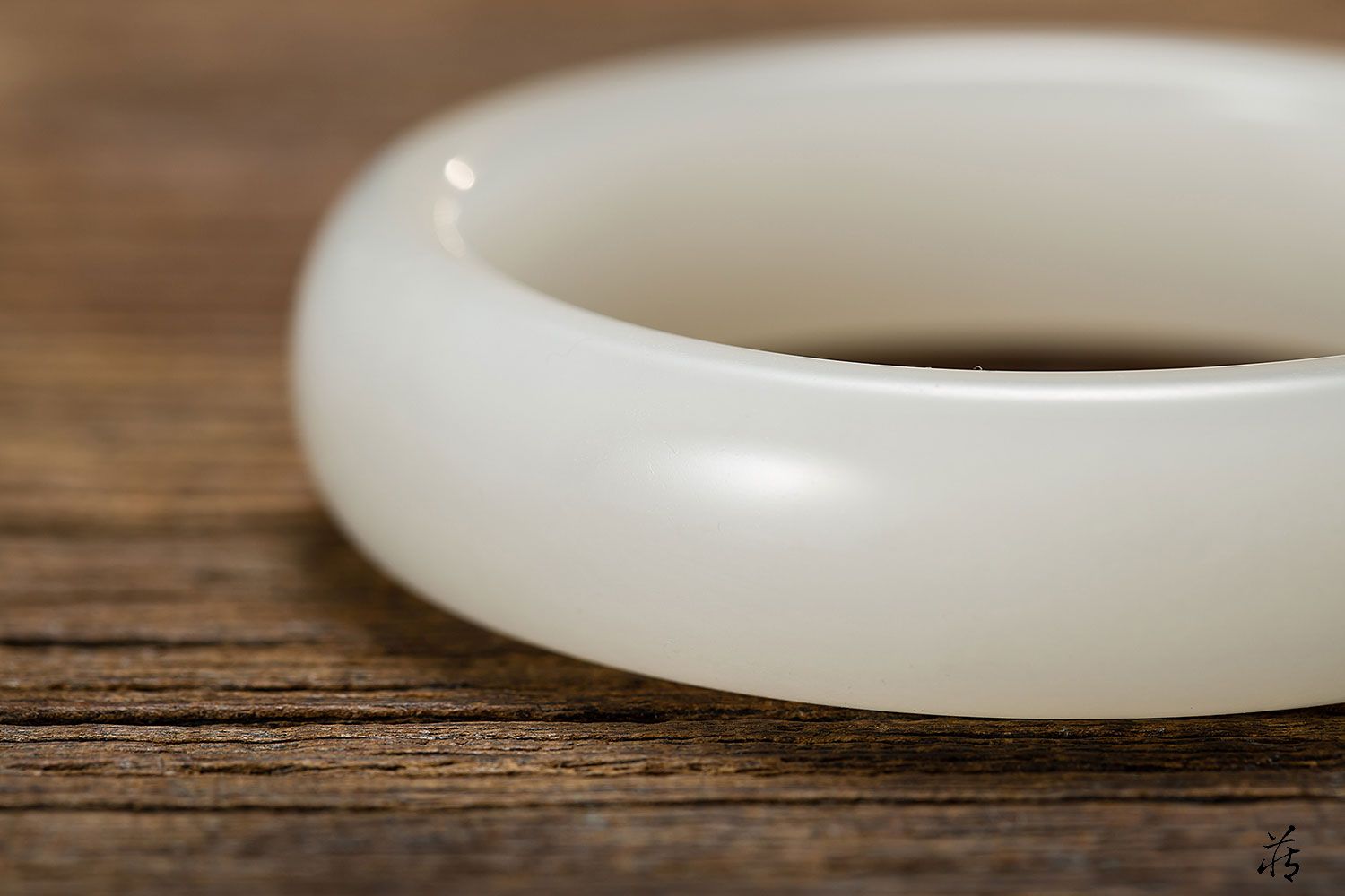 和田玉的白并不是那种纸白,如果你看到一个手镯白的不像话,白的像石膏