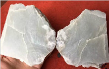土豪买了一块和田玉切开后，当场……