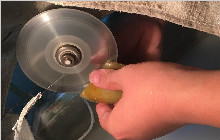 开年第一切：几十万的和田玉一刀切没了……