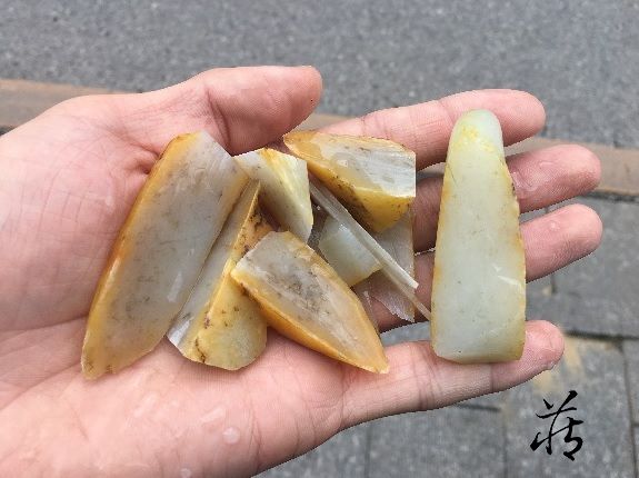 一个几万块钱的干坑和田玉是赔还是赚