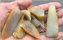 一个几万块钱的干坑和田玉，是赔还是赚？
