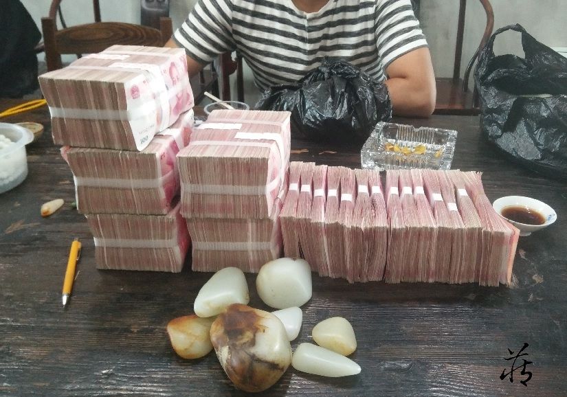 在和田玉市场，好料除了靠抢，还能怎么办！