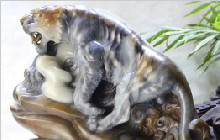一个霸气的和田玉虎皮籽料，切开后……