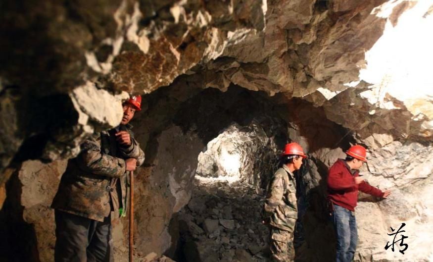 记者亲身探访:惊险,刺激的和田玉开采之路!