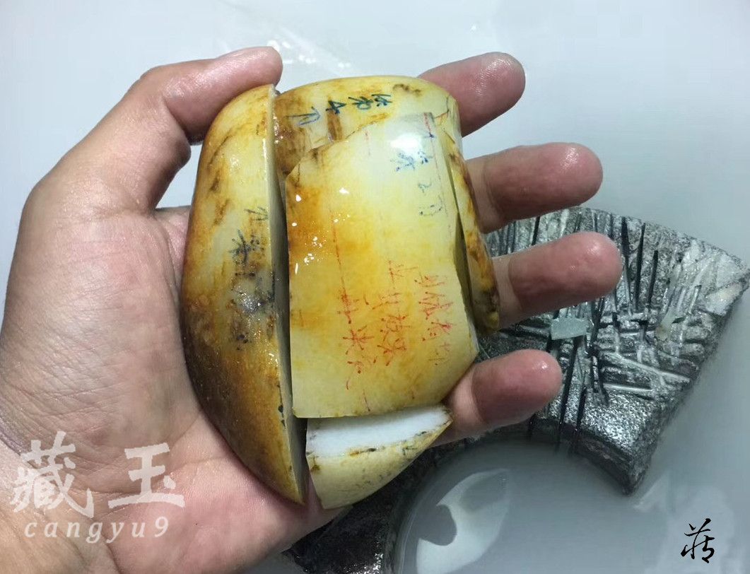 一块有赌性的和田玉籽料,看行家是如何切料的!