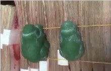 和田玉又出天价一大桌子钱就为了换这两个小碧玉，值么？