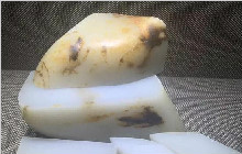 和田玉籽料赌石全纪录，一刀下去心拔凉，二刀三刀热血肠